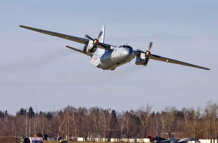 Chiếc An-26 chao cánh khi vừa rời đường băng.