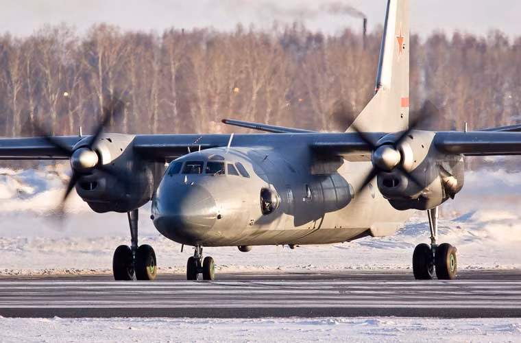 Máy bay vận tải chiến thuật hạng nhẹ An-26 đang lăn trên đường băng chuẩn bị cất cánh.
