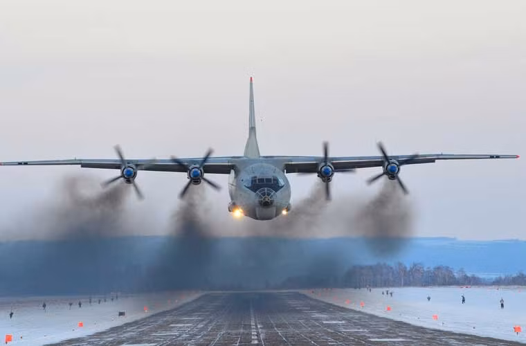 Máy bay vận tải hạng trung An-12.