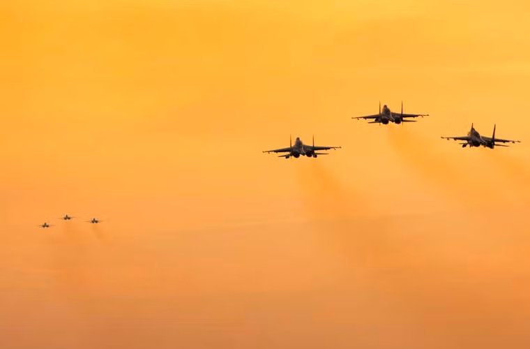 Phi đội tiêm kích đa năng Su-27 cất cánh đồng loạt, tiến lên bầu trời.