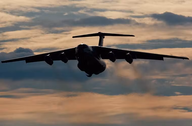 Máy bay vận tải chiến lược Il-76 hùng dũng lao lên bầu trời trong buổi chiều tà.