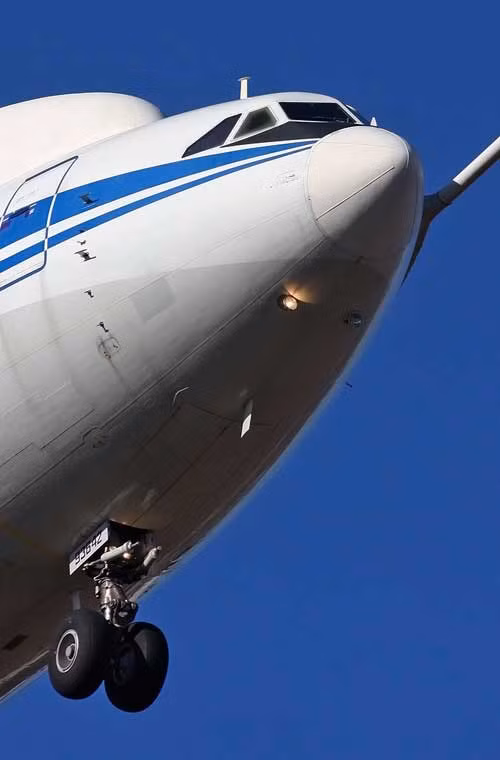 Bức ảnh chụp cận cảnh phần mũi máy bay kiểm soát – chỉ huy trên không Il-80 khi cất cánh.