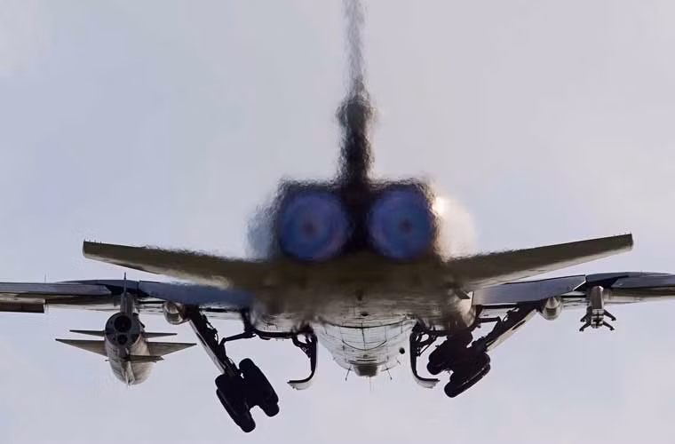 Khoảnh khắc máy bay ném bom chiến lược Tu-22M3 gấp bánh sau khi “phụt lửa” rời mặt đất.