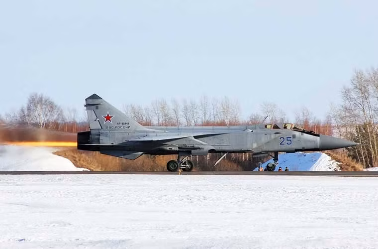  Tiêm kích đa năng MiG-31BM đốt tăng lực tạo nên luồng lửa phụt ra sau đuôi chạy đà cất cánh.