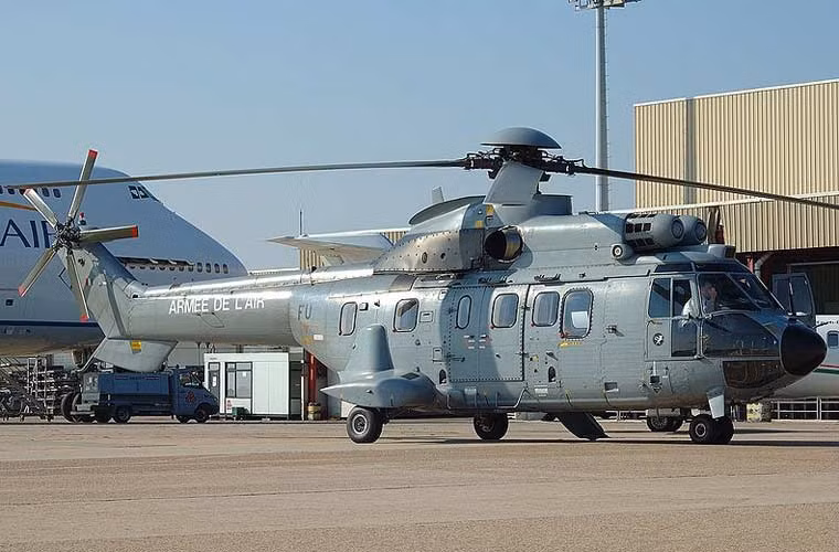 AS532 Cougar là trực thăng đa năng hạng trung, động cơ kép cũng do Aérospatiale (nay là Airbus Helicopter) thiết kế phát triển từ giữa những năm 1970, chính thức giới thiệu và đưa vào phục vụ năm 1978.