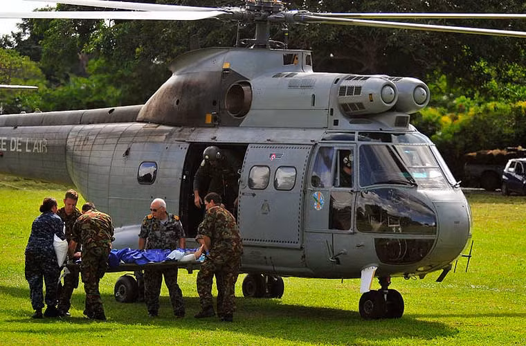 Bên cạnh đó, Không quân Pháp cũng có thể điều thêm trực thăng vận tải hạng trung SA 330 Puma hỗ trợ chiến dịch cứu hộ. SA 330 được đưa vào phục vụ từ năm 1968 với vai trò tương tự các loại trực thăng trên. Nó có thể chở được 16 hành khách với tầm bay 580km, tốc độ hành trình 257km/h.