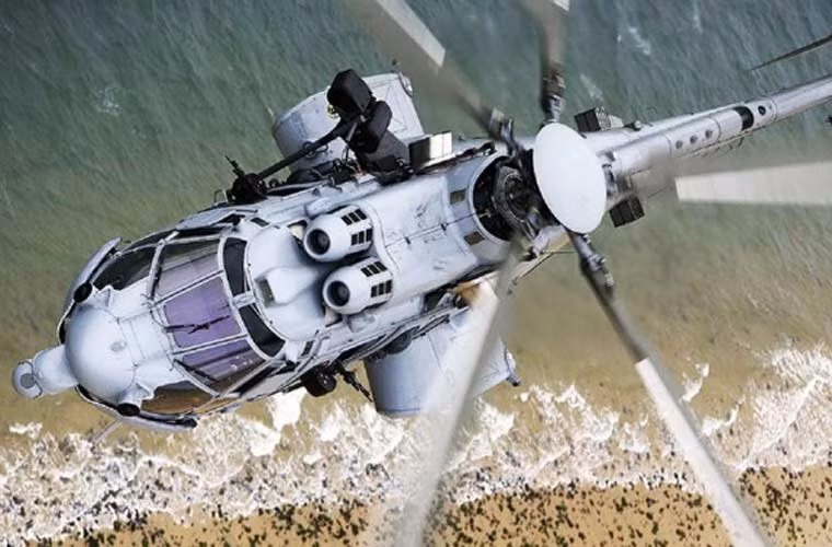 Đặc biệt, ở mũi trực thăng được trang bị hệ thống trinh sát hồng ngoại nhìn phía trước (FLIR) giúp cho chiến dịch cứu hộ tại hiện trường máy bay A320 rơi có thể tiến hành cả ban đêm. Máy bay được trang bị động cơ tuốc bin trục cho tốc độ tối đa 324km/h, tầm bay 857km, trần bay 6.095m.