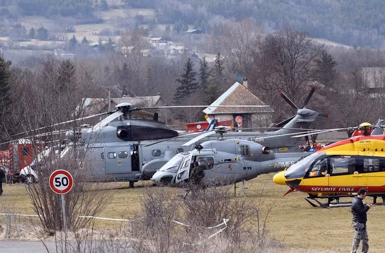 Trong ảnh là các máy bay trực thăng của Không quân Pháp và cơ quan cứu hộ dân sự tại khu vực gần hiện trường chiếc Airbus A320 rơi. Có thể nhận ra chiếc ngoài cùng (từ trái sang phải) là trực thăng đa năng hạng trung AS532 Cougar, tiếp theo là tới trực thăng hạng nhẹ AS555 Fennec.