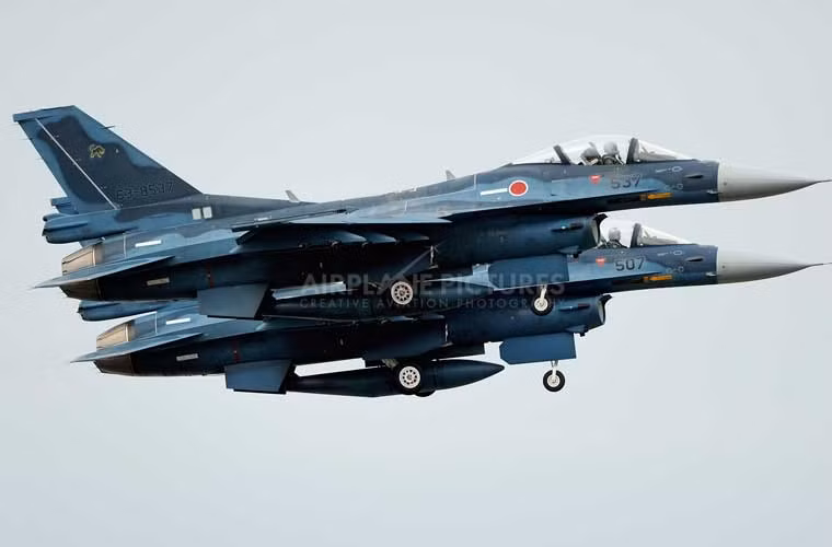 Tiêm kích siêu âm F-2 là mẫu chiến đấu cơ phản lực siêu âm duy nhất của Nhật Bản hiện tại có khả năng không đối hải, trong khi đó F-15J/DJ chủ yếu thiên về chiến đấu chiếm ưu thế trên không. F-2 được thiết kế dựa trên mẫu F-16 của Mỹ, trang bị hệ thống điện tử hàng không, vũ khí do Nhật Bản sản xuất.