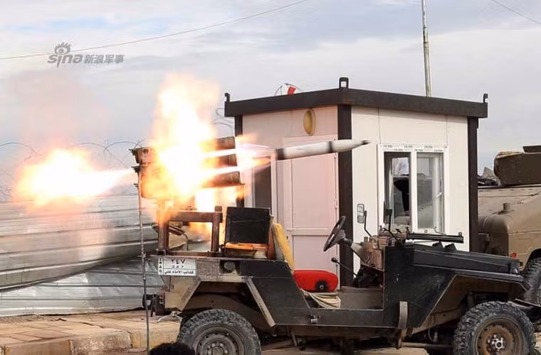 Bệ pháo phản lực 12 nòng 107mm đặt trên xe jeep của lực lượng dân quân Iraq đang pháo kích IS.