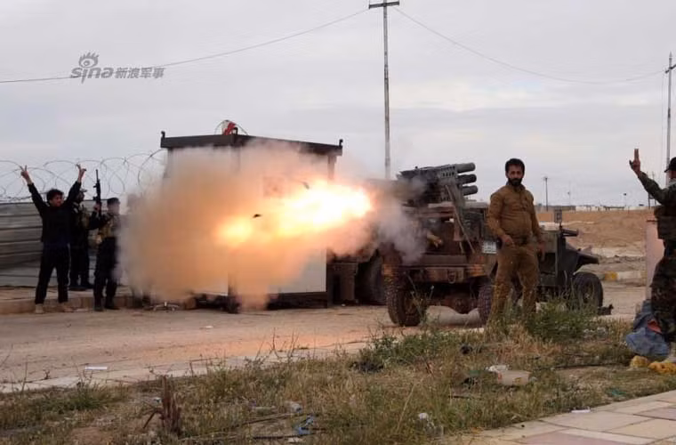 Dù được lính Mỹ trực tiếp huấn luyện nhưng thực tế để giành lại các thành phố bị IS chiếm đóng, Quân đội Iraq vẫn phải nhờ vào lực lượng dân quân các bộ tộc.