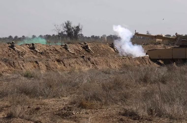 Xe tăng M1 Abrams nằm ngay sau chiến hào chi viện hỏa lực cho các binh sĩ.