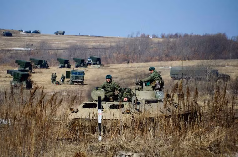 Trong ảnh, trận địa pháo phản lực Tornado-G và Grad đã được thiết lập xong.