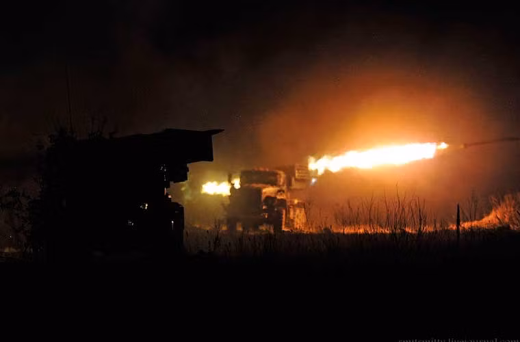 Pháo phản lực phóng loạt Tornado-G trang bị nhiều loại đạn gồm: đạn rocket lắp đầu đạn mẹ - con (bên trong đầu đạn chính chứa các đầu đạn phụ có cơ chế tự dẫn đường, xuyên giáp dày 60-100mm) đạt tầm bắn 30km, dùng để diệt bộ binh, xe thiết giáp; đạn rocket lắp đầu nổ phá mảnh đạn tầm bắn 40km. Theo một số nguồn tin, Tornado-G còn được trang bị loại đạn rocket đặc biệt cho tầm bắn tới 100km.