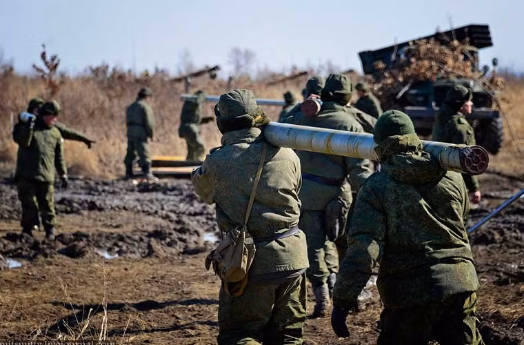 Các binh sĩ khẩn trương nạp đạn pháo cho các bệ phóng đa nòng. Theo lý thuyết thì thời gian tái nạp đạn cho toàn bộ bệ phóng 40 nòng của Tornado-G hay Grad mất khoảng 7 phút.