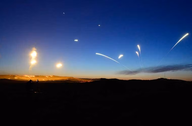 Những loạt đạn phản lực Tornado-G, Grad xé toạc màn đêm nước Nga.