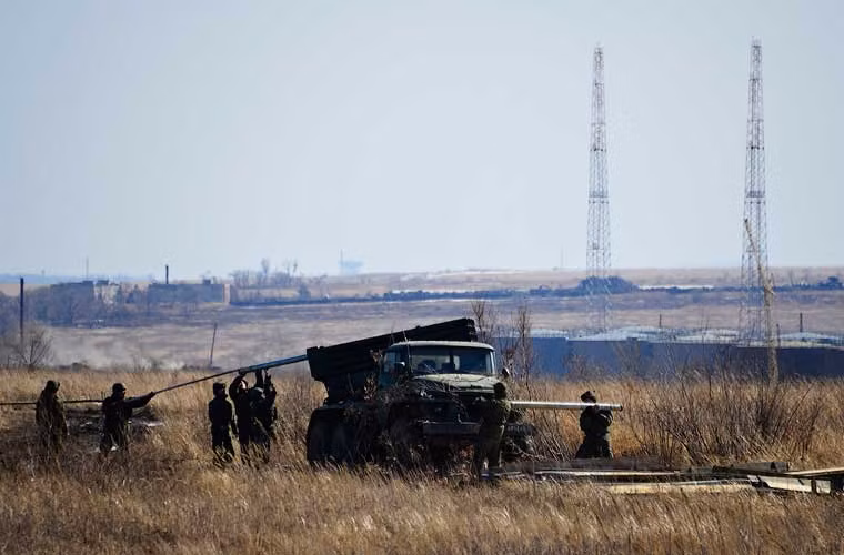 Việc nạp đạn cho pháo phản lực chủ yếu thực hiện bằng tay, thủ công hoàn toàn.