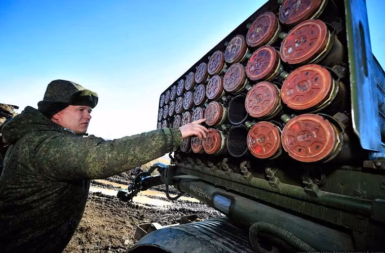 Hệ thống pháo phản lực phóng loạt Tornado-G và Grad đều thiết kế với bệ phóng 40 nòng cỡ 122mm. Mà thực tế thì Tornado-G chính là biến thể nâng cấp lớn từ Grad nên cơ bản chúng rống nhau ở bệ phóng, chỉ khác ở phần đạn pháo và một số điểm nhỏ.