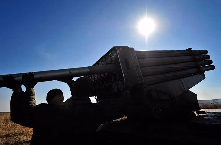 Phối hợp nhịp nhàng đưa quả đạn pháo vào bệ phóng.