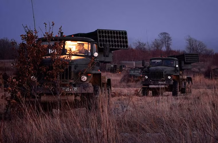Còn đây là các bệ pháo phản lực phóng loạt Tornado-G đã sẵn sàng tung trận cuồng phong bão lửa lên đầu quân địch.