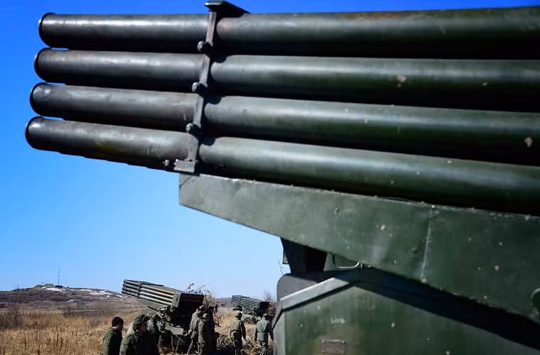 Bệ pháo phản lực phóng loạt BM-21 Grad đã sẵn sàng phun mưa đạn.