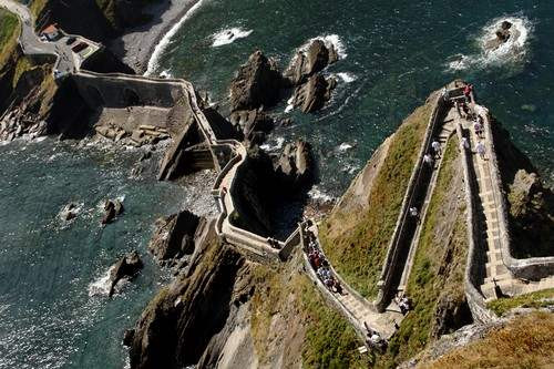  Cầu thang hùng vĩ trên biển ở đảo Gaztelugatxe (Tây Ban Nha) nối liền đảo với đất liền. Vượt qua 237 bậc thang ngoằn ngoèo, bạn sẽ được chiêm ngưỡng bức tranh toàn cảnh ngoạn mục với biển xanh sóng vỗ.
