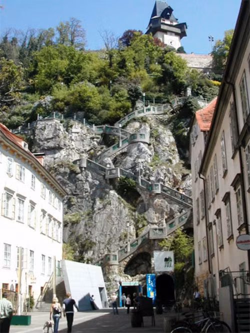 Cầu thang Schlossberg ở Graz, Áo.
