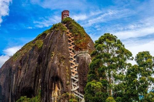 Tảng đá khổng lồ La Piedra Del Penol ở Colombia có một vết nứt chạy dài từ chân xuống dưới. Trong vết nứt này, người ta xây một cầu thang hình zik zac có 649 bậc từ chân lên đến đỉnh của La Piedra.
