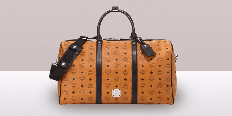 Với chiếc túi xách du lịch này, bạn có thể chuyển sang khoác nếu không muốn xách.