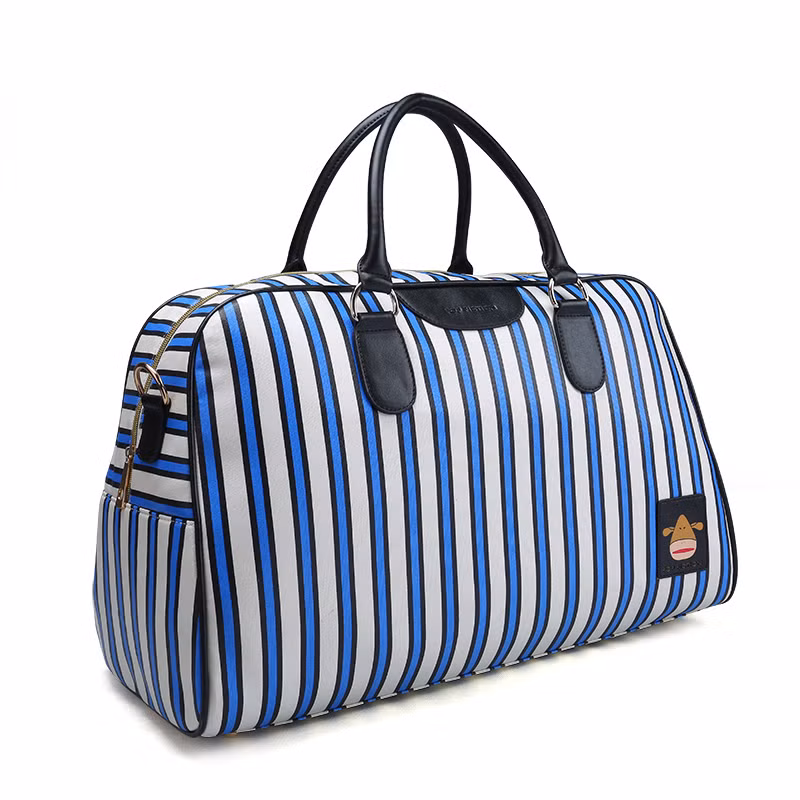  Túi xách kẻ sọc trẻ trung.