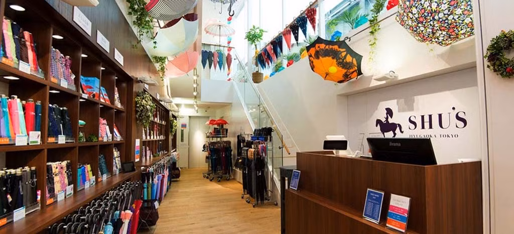 Tại các cửa hàng lớn, du khách có thể dùng thẻ tín dụng để mua hàng. Còn ở cửa hàng bình thường, bạn phải sử dụng đồng yên của Nhật.