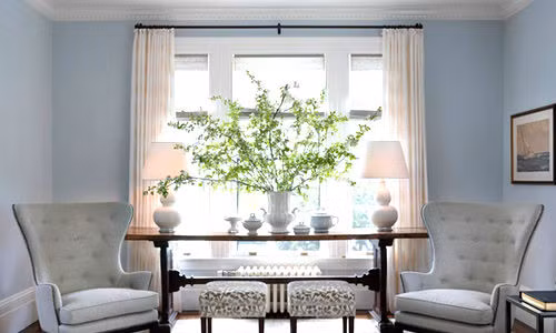 Ghế sofa bố trí bên cạnh cửa sổ tạo cảm giác thư giãn.