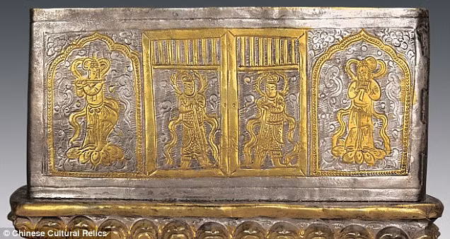 Owen Jarus đến từ Live Science đưa tin thêm rằng Deming ca ngợi vị hoàng đế vì đã cho xây dựng lại đền thờ và chôn cất hài cốt của Đức Phật. Ông cũng khắc những lời chúc hoàng đế có các bầy tôi trung thành và nhiều con cháu. Bên ngoài rương, tráp là một số hình ảnh Đức Phật và các cảnh miêu tả cuộc đời Ngài từ khi sinh ra cho đến khi đến khi nhập Niết bàn.