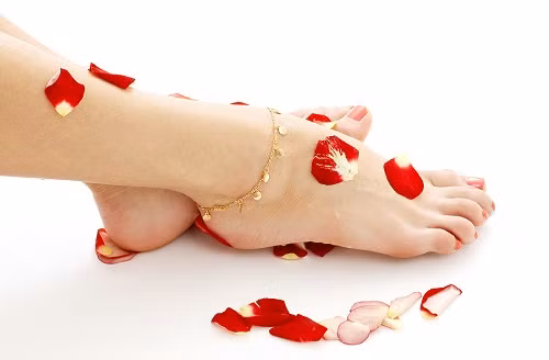 4. Bàn chân đầy đặn, nhiều thịt: Những người có tướng bàn chân này thường sống sung túc, làm việc nhàn hạ, không phải vất vả chạy đôn chạy đáo. Ngược lại, nếu bàn chân mỏng, lộ xương thì công việc vất vả, cuộc sống nhiều thăng trầm, khó được an nhàn, sung sướng.