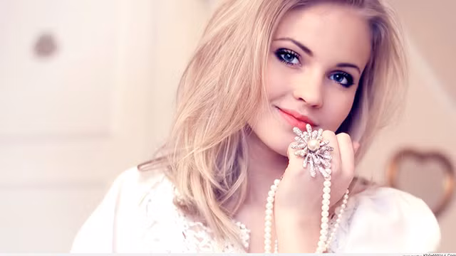 Hơn thế, thái độ lạc quan, yêu đời, biết đủ làm vui, nụ cười tỏa nắng luôn giữ trên môi cũng để lại ấn tượng tốt đẹp, ấm áp trong mắt mọi người.