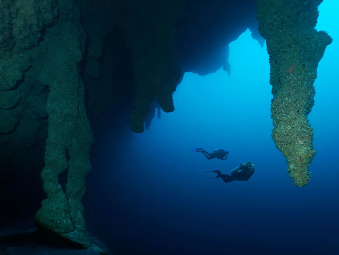 Một số Blue Hole cũng có ý nghĩa quan trọng về mặt địa chất, vì chúng cung cấp cho các nhà khoa học cái nhìn thoáng qua về lịch sử khí hậu, và mực nước biển của Trái đất. Ảnh: @cntraveler.