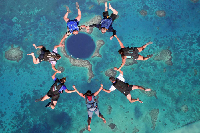 Bằng cách phân tích trầm tích và hóa thạch tìm thấy trong Blue Hole, các nhà nghiên cứu có thể tìm hiểu về các mô hình khí hậu trong quá khứ, những thay đổi về mực nước biển, sử dụng thông tin này để hiểu rõ hơn về tương lai Trái Đất. Ảnh: @dereklow.