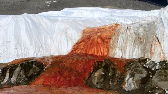 Các nhà khoa học tin rằng, nước trong hồ chứa được giữ ở dạng lỏng do nhiệt địa nhiệt từ bên trong Trái đất, cho phép nước vẫn ở dạng lỏng, ngay cả trong nhiệt độ cực lạnh của Nam Cực. Ảnh: @News.com.au. 