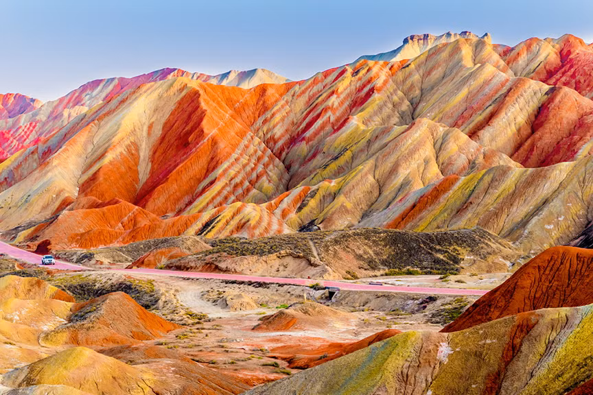 Dãy núi Cầu Vồng ở Công viên Địa chất Zhangye Danxia, là kỳ quan thiên nhiên nằm ở tỉnh Cam Túc, Trung Quốc. Chúng có tên như vậy do vẻ ngoài đầy màu sắc, được tạo ra bởi sự hiện diện của các khoáng chất khác nhau đã bị nén và xói mòn trong hàng triệu năm. Ảnh: @Explorersweb.