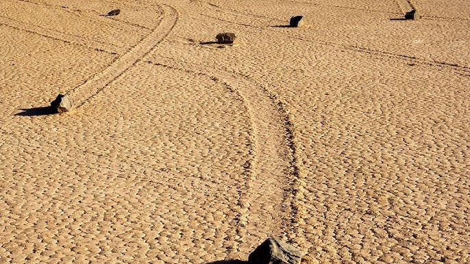 Mặc dù đã có nhiều năm nghiên cứu, nhưng nguyên nhân của chuyển động này vẫn chưa được hiểu đầy đủ. Tuy nhiên, người ta tin rằng, nó là do sự kết hợp của nhiều yếu tố, bao gồm gió mạnh, bùn trơn và băng. Ảnh: @Beyond Science.