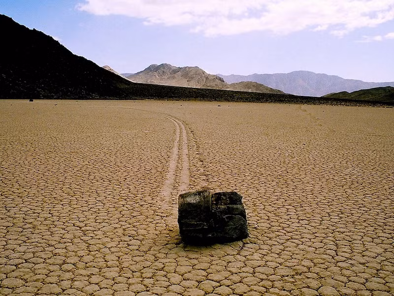 Nằm tại Racetrack Playa của Công viên quốc gia Death Valley ở California, những tảng đá này dường như tự di chuyển trên sàn sa mạc, để lại những vệt dài có thể kéo dài hàng trăm mét. Ảnh: @Tahoenathan.