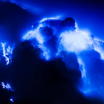 Những khí lưu huỳnh này phun ra từ nhiều lỗ phun khí của núi lửa ở nhiệt độ lên tới 600°C. Khi tiếp xúc với không khí, khí nóng tạo ra ngọn lửa màu xanh lam dữ dội với nhiệt độ vượt quá 360°C. Ảnh: @Discovery Channel.