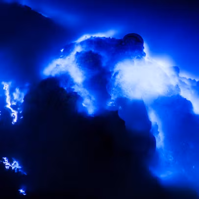 Những khí lưu huỳnh này phun ra từ nhiều lỗ phun khí của núi lửa ở nhiệt độ lên tới 600°C. Khi tiếp xúc với không khí, khí nóng tạo ra ngọn lửa màu xanh lam dữ dội với nhiệt độ vượt quá 360°C. Ảnh: @Discovery Channel.