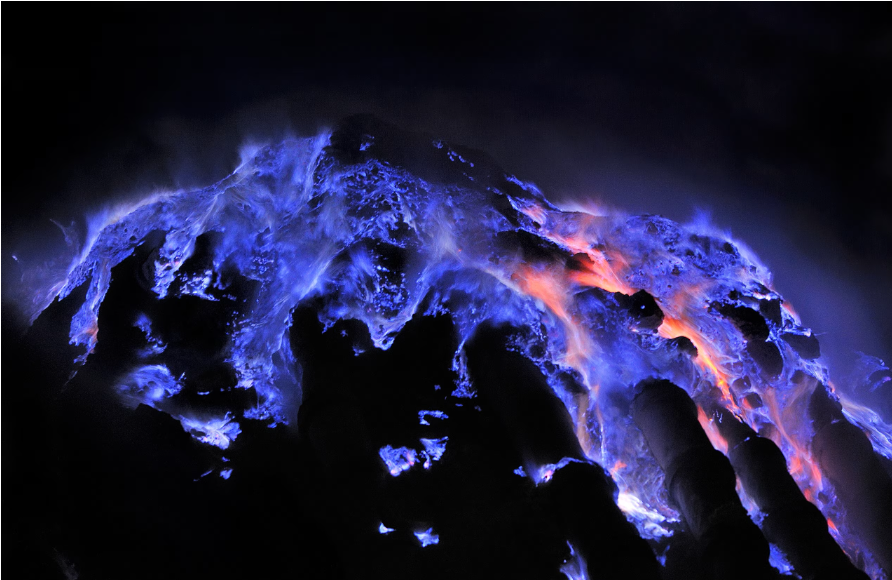 Kawah Ijen nằm trên đảo Java ở Indonesia. Điểm đặc biệt của núi lửa này là ngọn lửa lưu huỳnh màu xanh điện (thực ra không phải là dung nham!), mà là kết quả của quá trình đốt cháy khí lưu huỳnh. Ảnh: @Olivier Grunewald.