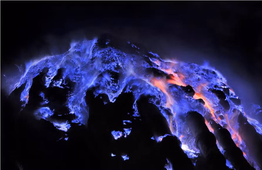 Kawah Ijen nằm trên đảo Java ở Indonesia. Điểm đặc biệt của núi lửa này là ngọn lửa lưu huỳnh màu xanh điện (thực ra không phải là dung nham!), mà là kết quả của quá trình đốt cháy khí lưu huỳnh. Ảnh: @Olivier Grunewald.