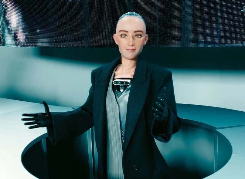 Được hỗ trợ bởi AI và mạng nơ-ron, Sophia có khả năng xử lý ngôn ngữ tự nhiên, cho phép nó tham gia vào các cuộc trò chuyện và trả lời các câu hỏi, giao tiếp bằng mắt với người đối thoại, cũng như phối hợp các chuyển động cơ thể với lời nói một cách tinh tế. Ảnh: @autoevolution. 