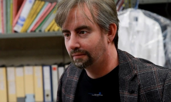 Đây cũng là robot hình người đầu tiên có râu. Râu và tất cả các sợi lông trên khuôn mặt của Geminoid DK đều được cấy ghép thủ công, và tỉa bằng tông đơ của Henrik Scharfe. Ảnh: @Wevolver.