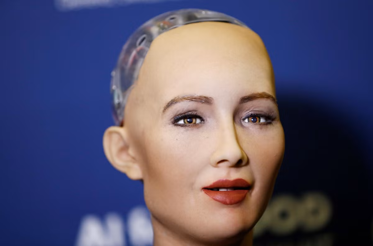 Sophia là một robot hình người được phát triển bởi Hanson Robotics. Công ty có trụ sở tại Hồng Kông này chuyên tạo ra các robot hình người có trí tuệ nhân tạo ứng dụng cho nhiều lĩnh vực khác nhau, như chăm sóc sức khỏe, nghiên cứu, giải trí. Ảnh: @Newsweek.