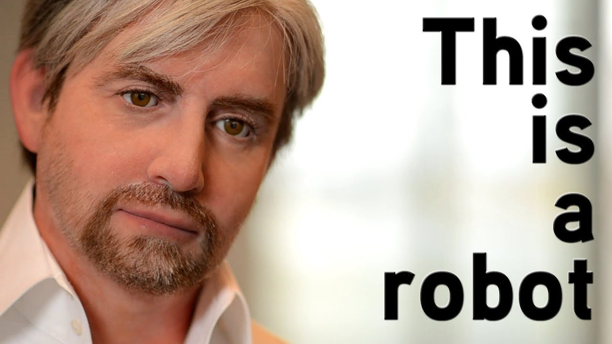 Được làm từ bộ xương kim loại phủ da silicon và tóc người lẫn tóc nhân tạo, Geminoid DK trông giống hệt giáo sư người Đan Mạch Henrik Scharfe của Đại học Aalborg, người đã hợp tác trong dự án này cùng với kỹ sư người Nhật Hiroshi Ishiguro.Ảnh: @Crime Beat TV.