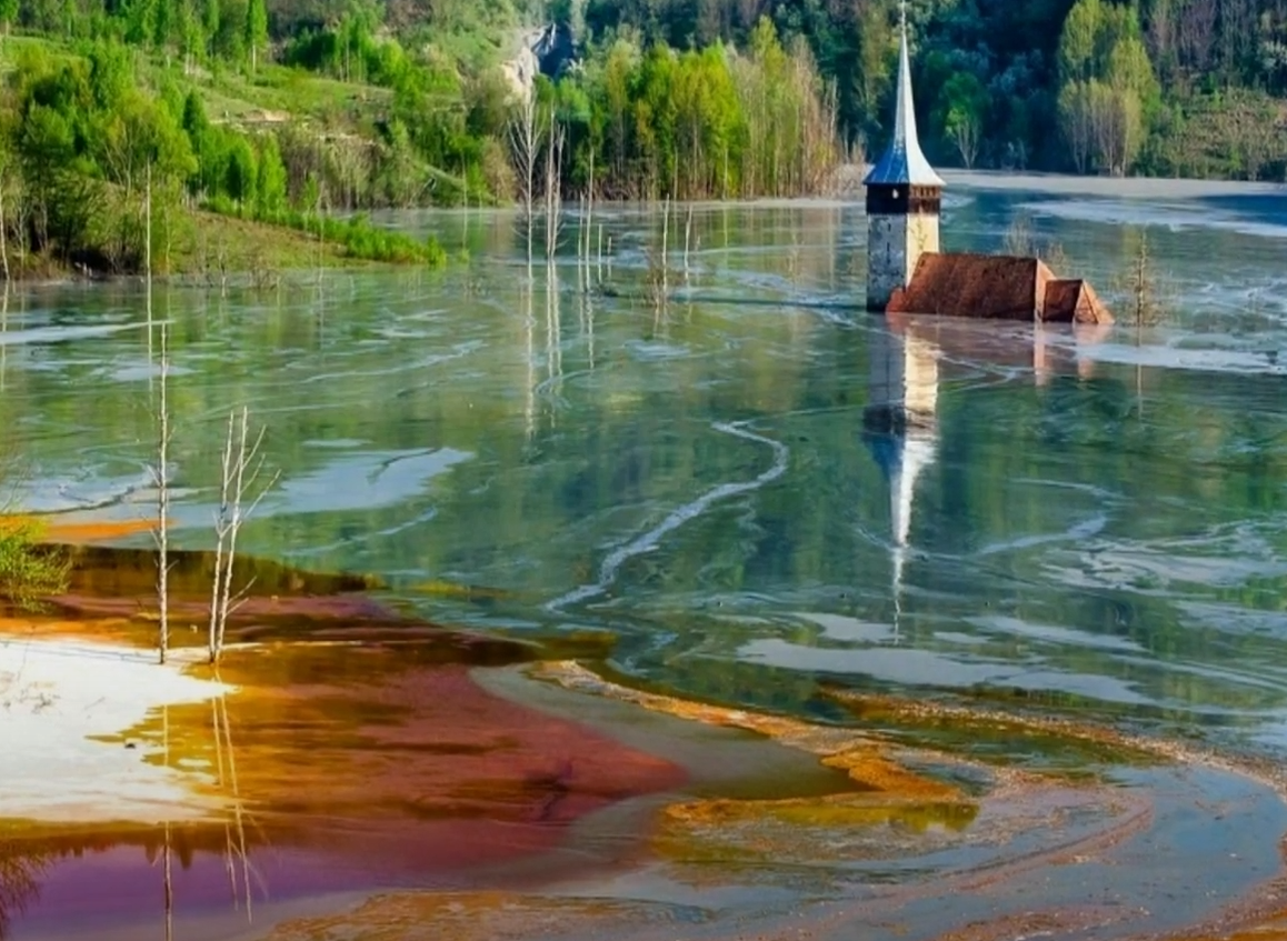 Ẩn sâu trong lòng hồ Brosno ở phía tây nước Nga là một sinh vật dài 5 mét, có đầu giống rồng và đuôi dài, thân hình mỏng. Nó được gọi là Rồng Brosno, nhưng cũng được người dân địa phương gọi là Brosnya…Ảnh: @We are IF.